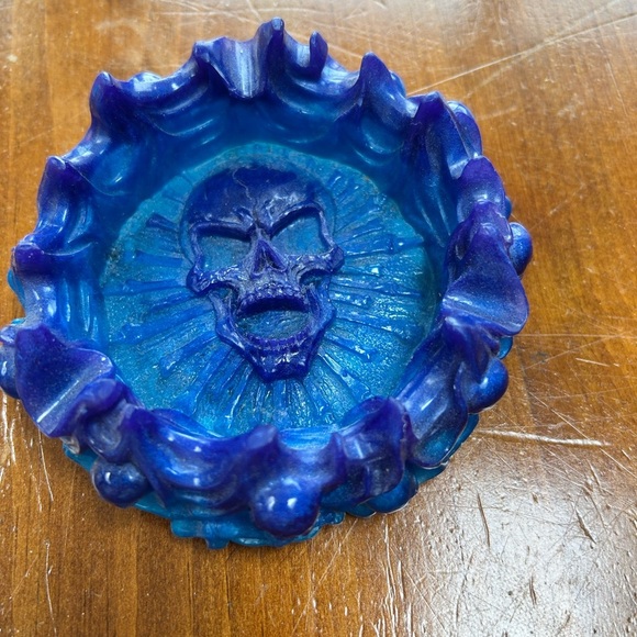 Blue and purple rain skull ashtray- skulls around outside. New - great gift - Picture 1 of 11